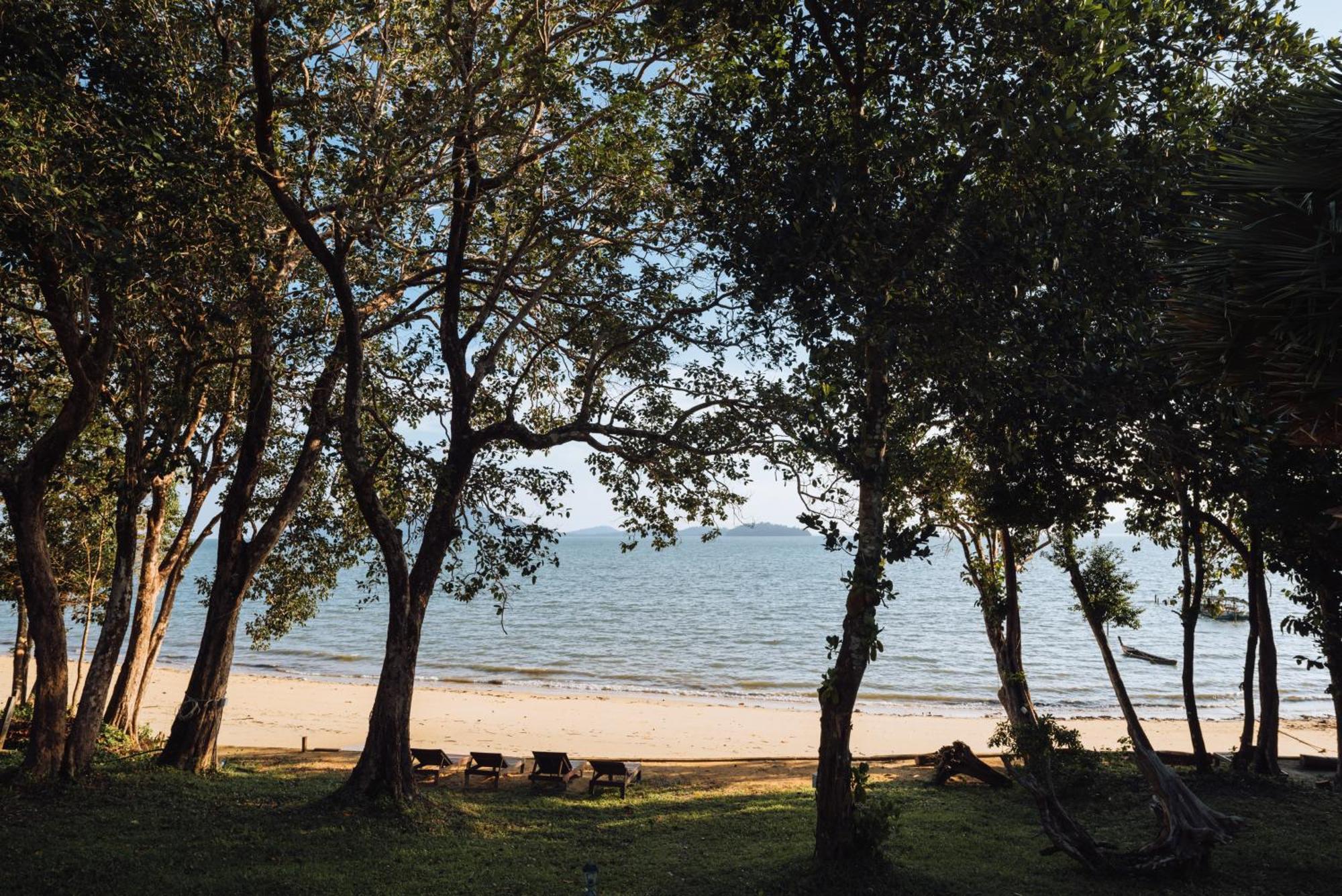 Phayamas Private Beach Resort Koh Phayam Exterior foto