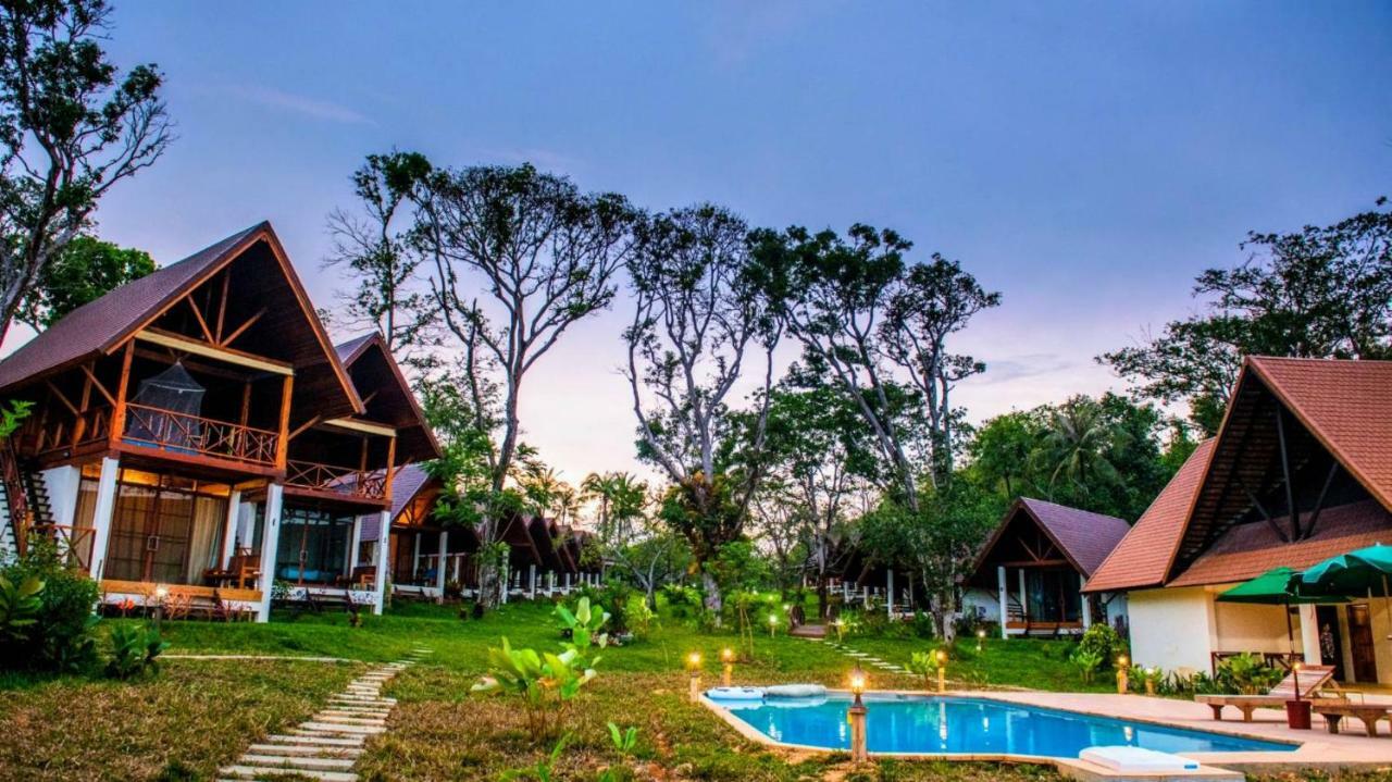 Phayamas Private Beach Resort Koh Phayam Exterior foto